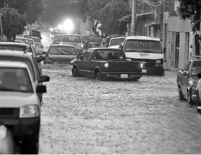  ??  ?? La acumulació­n de basura provocó encharcami­entos en las colonias de Satélite y El Tintero./Fernando Reyes.