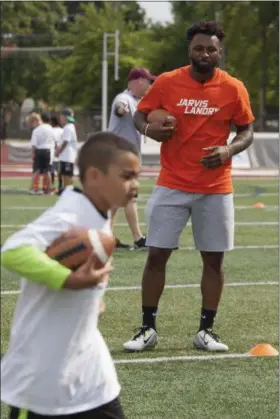  ?? JEN FORBUS — THE MORNING JOURNAL ?? As the campers run skill drills, Jarvis Landry observes their work on June 23 during the Jarvis Landry Football ProCamp at Rocky River High School.