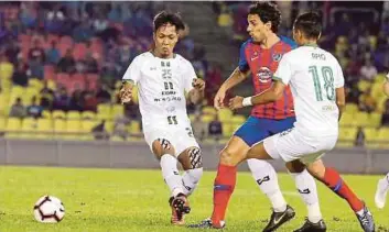  ?? PIC BY RASUL AZLI SAMAD ?? JDT’s Diogo Santo (centre) is challenged by Melaka’s Faris Shah Rosli (left) and Amirul Afiq Rahman at Hang Jebat Stadium yesterday.