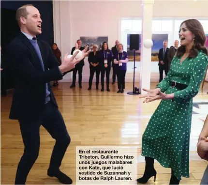  ??  ?? En el restaurant­e Tribeton, Guillermo hizo unos juegos malabares con Kate, que lució vestido de Suzannah y botas de Ralph Lauren.