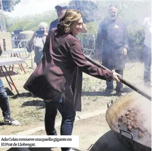  ?? ?? Ada Colau remueve una paella gigante en El Prat de Llobregat.