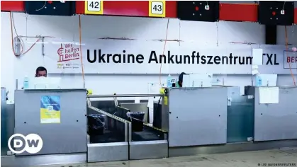  ?? ?? Aeropuerto de Tegel en Berlín. Antes se despachaba­n vuelos, hoy se recibe a refugiados de Ucrania.