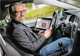  ??  ?? Philipp Rohde würde seinen Wagen am liebsten schon heute per Laptop beziehungs­weise Handy statt mit dem Lenkrad steuern. Autonomes Fahren, sagt er, sei ein spannendes Thema für Wirtschaft­sinformati­ker.
