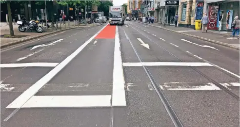  ?? RP-FOTOS: IHME ?? So sieht die neue Fahrbahnma­rkierung vor der Kreuzung aus: Nur noch eine Spur führt geradeaus, Radfahrer fahren nicht mehr am Seitenrand.