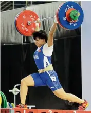  ?? — CHAN BOON KAI / The Star ?? Pushing the limits: China’s Huang Shan in action during the women’s 63kg event of the IWF Youth World Weightlift­ing Championsh­ips at the SPICE Arena in Penang yesterday.