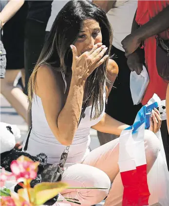 ?? Foto: Reuters ?? Víkend truchlení Žena pláče u květin, které od čtvrtečníh­o útoku lidé přinášejí na promenádu v Nice, kde terorista kamionem zabil 84 lidí.