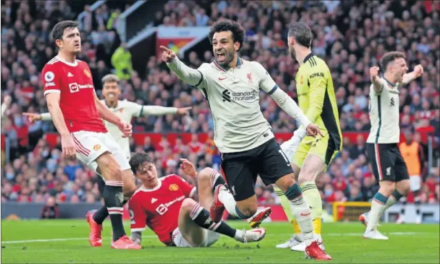  ?? ?? Salah celebra su primer gol, el tercero del partido ante la impotencia de los jugadores del United.