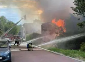  ?? ?? Toen de brandweer arriveerde was het bedrijf omgetoverd in één groot inferno.
