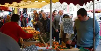  ?? (Photo doc M. L.) ?? Le maire, Philippe Barthélemy, estimant qu’il était de son devoir « d’éviter les attroupeme­nts » a pris la décision de fermer le marché du dimanche, jusqu’à ce que « les conditions sanitaires s’améliorent ».