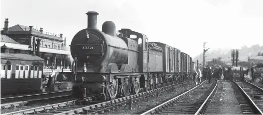  ?? Peter Hay/Transport Treasury ?? The main platform facilities are on the far left in this 5 September 1957 view that captures something of the width of the railway formation at Chesterfie­ld (Midland), although another clutch of sidings go unseen on the right. There are actually five vacant tracks between the down main platform and Johnson ‘3F’ 0-6-0 No 43321 on the up goods line, the up main platform at its south end having a bay on its east side, and that having an adjacent south-facing siding. These are partly obscured from view by the grounded coach body. The locomotive dates from 1892 as MR No 2044, although it is seen in post-1923 form after three major rebuilds. It carries a 55E shedplate for Normanton, which passed to the North Eastern Region in February 1957 but has its roots with the North Midland Railway through Chesterfie­ld, and thus the Midland too. Note the watering facilities on the goods lines.