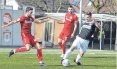  ?? FOTO: FLEIG / EIBNER-PRESSEFOTO VIA WWW.IMAGO-IMAGES.DE ?? Tobias Klein vom Bahlinger SC (links) versucht im Zweikampf mit Marc Pettenkofe­r von der TSG Balingen an den Ball zu kommen. Balingen verlor die Partie mit 0:2.