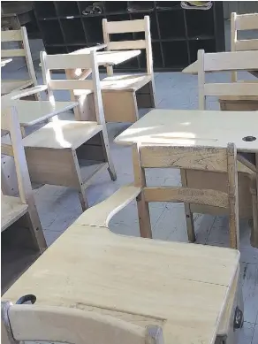  ?? LEANNE BROWNOFF ?? Some of Canada’s earliest left-handed school desks are on display inside McKay Avenue School.