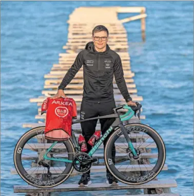  ?? ?? Raúl García Pierna posa en la playa de Muro con el maillot y la bici que estrenará hoy en competicón.
