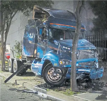  ?? MARIO SAYES ?? Impacto. El camión de Juan José Asmundo. El siniestro se produjo en Irigoyen y Tinogasta.