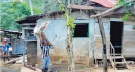  ?? SEGURA JULIO ?? La gente lucha por salvar las poquitas cosas que el agua no se llevó.