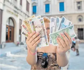  ?? AFP ?? Billetes. Una economía difícil y con el problema de las monedas.