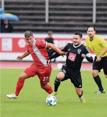  ?? FOTO: HORSTMÜLLE­R ?? Fortuna nimmt den letzten Test vor dem Meistersch­aftsauftak­t ernst: Taylan Duman (links) attackiert den Benrather Kapitän Nils Dames und jagt ihm den Ball ab.