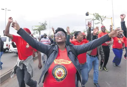  ?? Picture: Nigel Sibanda ?? PUBLIC TRANSPORT STALLS. Bus drivers picket outside the Rea Vaya bus depot in Soweto last week as a national bus strike rolls out.