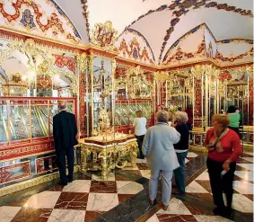  ??  ?? Il museo
La sala «Grünes Gewölbe» del castello di Dresda, dove è in mostra il tesoro della corona sassone