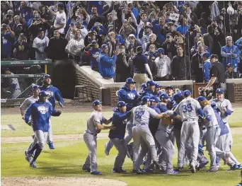  ??  ?? Les joueurs des Dodgers de Los Angeles ont explosé de joie après avoir s’être qualifié pour la Série mondiale, jeudi soir. - Associated Press