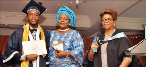  ??  ?? L-R Degree foundation valedictor­ian , Jesudamilo­la Ladipo, receiving his award from Mrs. Shoyombo Mrs. Abolaji Osime, at the 17TH graduation ceremony of Global Internatio­nal College, Lagos