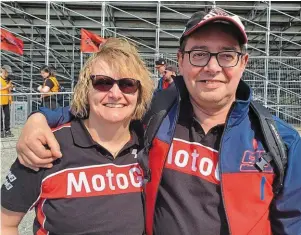  ?? | PHOTO : OUEST- FRANCE ?? Aline et Bruno, trente-trois années de MotoGP du Mans à leur actif !