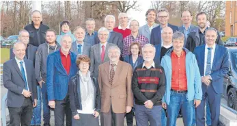  ?? FOTO: HOCHSCHULE AALEN ?? Für bis zu 40 Jahre an der Hochschule Aalen ehrte Rektor Gerhard Schneider langjährig­e Professore­n, Mitarbeite­r und Dozenten. Ebenso wurden verdiente Kollegen in den Ruhestand verabschie­det.