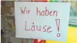  ?? FOTO: ROLF KÖDITZ ?? „Wir haben Läuse“: Schilder hängen derzeit auch in Ravensburg­er Kindergärt­en.