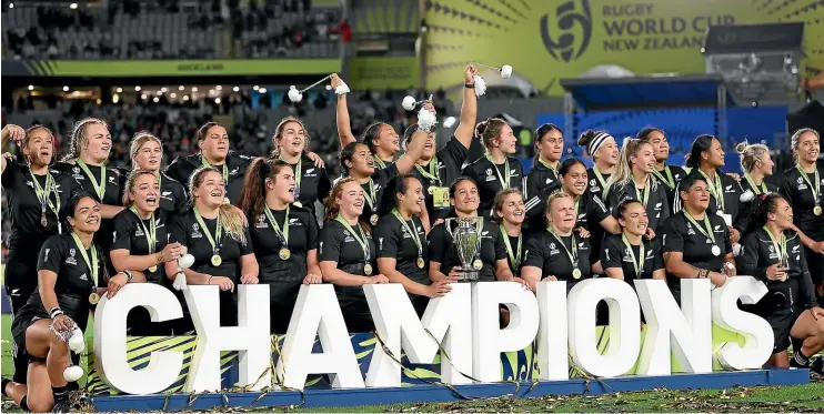  ?? GETTY IMAGES ?? The Black Ferns soak up the adulation of the Eden Park crowd after winning the Rugby World Cup final against England in Auckland on Saturday night.