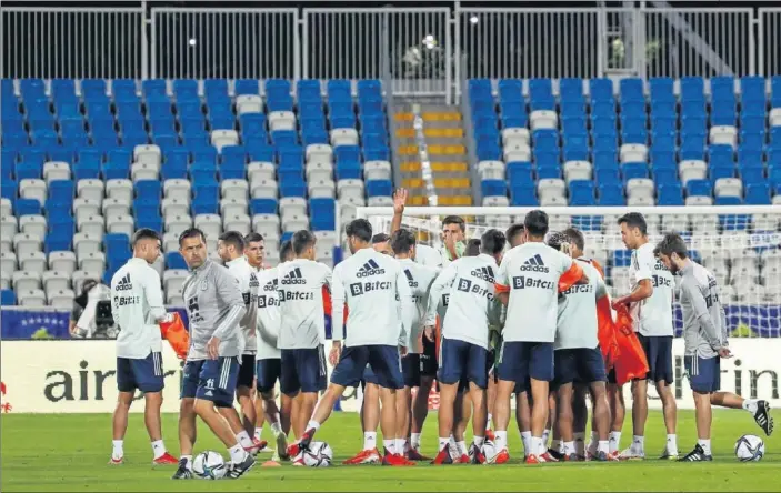  ??  ?? La Selección española viajó ayer a Kosovo y llevó a cabo una sesión de entrenamie­nto en Pristina, donde esta noche juega su sexto partido de las eliminator­ias hacia Qatar 2022.