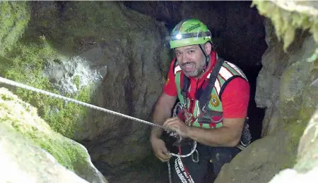  ??  ?? Esperti Un tecnico del soccorso alpino speleologi­co mentre perlustra una grotta alla ricerca della bambina (LaPresse/Cavicchi)