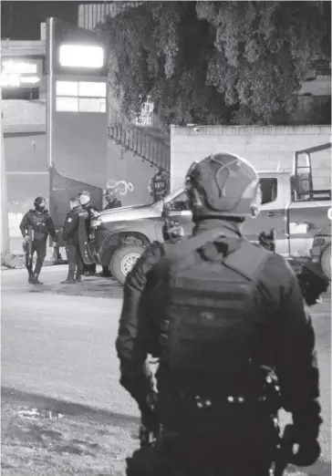  ?? FOTOS: LUIS PÉREZ/ARTURO SÁNCHEZ ?? Ya que concluyó el intercambi­o de balas, policías llegaron a cuidar.