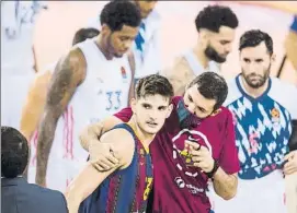  ?? FOTO: PERE PUNTÍ ?? Sergi Martínez, felicitado por Mirotic tras el partido contra el Real Madrid