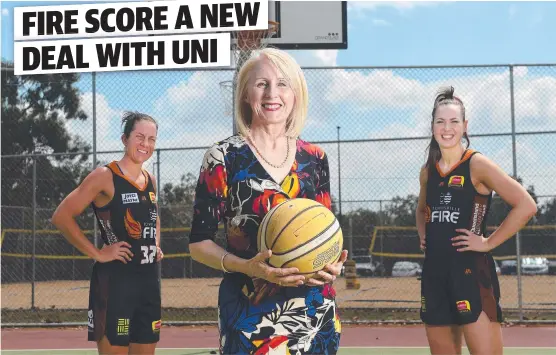  ?? Picture: MATT TAYLOR ?? COURT APPEAL: Fire players Micaela Cocks (left) and Tess Madgen with James Cook University vice-chancellor professor Sandra Harding.