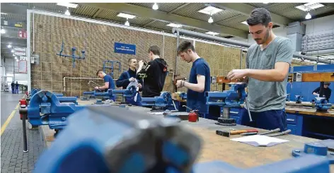  ?? FOTO: BECKER&BREDEL ?? Blick in die Ausbildung­swerkstatt des Tüv Nord in Völklingen: Dort arbeiten Auszubilde­nde der Metallberu­fe an Werkstücke­n.