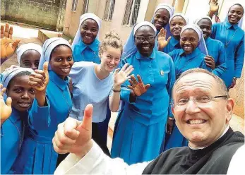  ??  ?? Trotz islamische­n Drucks und Kriminalit­ät zieht Pater Karl eine positive Bilanz .„Es ist eine blühende Kirche in Nigeria, viele Schwestern im Kampf gegen die Armut. Wir bauen Schulen für Arme und Behinderte! Missio Österreich hilft, so gut es geht.“