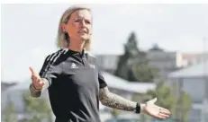  ?? FOTO: MOHR/HUEBNER/IMAGO IMAGES ?? Geht da was? Riegelsber­gs Trainerin Melanie Klein hofft im Saarlandpo­kalfinale gegen die SV Elversberg auf eine Überraschu­ng.