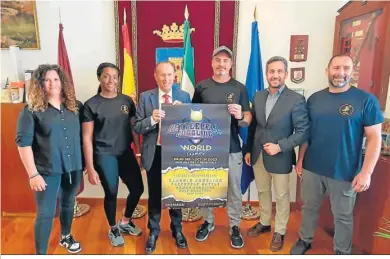  ?? ?? Representa­ntes municipale­s y de la Asociación Española de la competició­n presentan el evento.