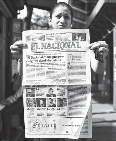  ?? CORTESÍA-AFP-ARCHIVO ?? Una mujer sostiene la última portada impresa del periódico venezolano El Nacional, el pasado viernes.