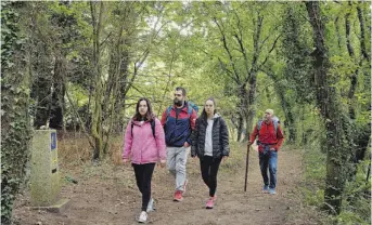  ?? ?? O Concello contou cos veciños para o vídeo, de modo que algúns camiñan pola vía portuguesa.