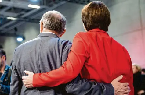  ?? Foto: Maja Hitij, Getty Images ?? Arm in Arm: die neuen Parteivors­itzenden Norbert Walter-Borjans und Saskia Esken.