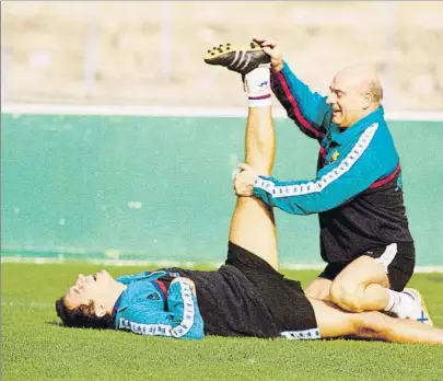  ?? FOTO: M. MORENO ?? Con Eusebio Sacristán, hoy entrenador de la Real Sociedad, Joan Malgosa tuteló la puesta a punto de los lesionados