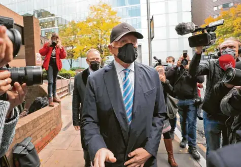  ?? Foto: Frank Augstein, dpa ?? Boris Becker beim Verlassen des Southwark Crown Court. Der 52‰jährige ehemalige Tennisstar muss sich derzeit vor dem Londoner Gericht gegen Vorwürfe einer Insolvenz‰ behörde wehren.