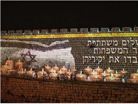  ?? Foto: Ilia ?? „Jerusalem trauert mit den Familien, die ihre Liebsten verloren haben“, steht auf einer Mauer in der Altstadt.