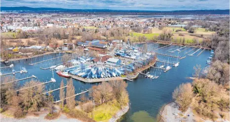  ?? FOTOS: ANDY HEINRICH ?? Der BMK Yachthafen in Langenarge­n zählt zu den größten Marinas am Bodensee und bietet rund 700 Wasserlieg­eplätze.