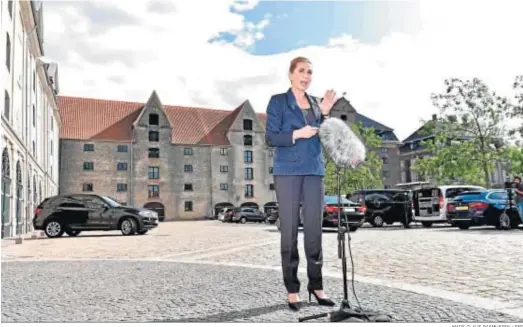  ?? MADS CLAUS RASMUSSEN / EFE ?? La primera ministra de Dinamarca, Mette Frederikse­n, ofrece una rueda de prensa para anunciar la polémica decisión de Donald Trump.