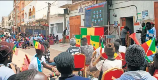  ??  ?? DAKAR. Las calles de la capital de Senegal vibran con los partidos de su selección. Toda África está pendiente de los púpilos de Cissé.