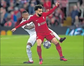  ?? ?? Alaba pugna con Salah por la pelota en el 2-5 de Anfield.