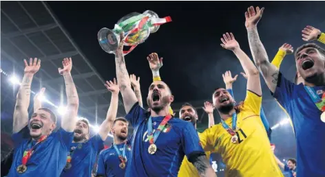  ??  ?? Los jugadores italianos celebraron sobre el césped de Wembey su triunfo.