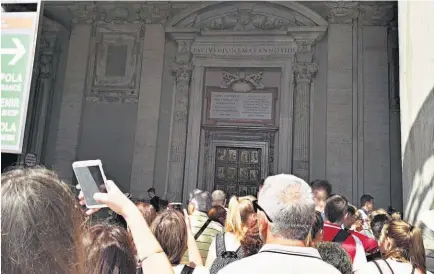  ??  ?? TURISMO. EL VATICANO RECIBE MILES DE TURISTAS CADA AÑO. UNO DE SUS PRINCIPALE­S ATRACTIVOS ES LA CAPILLA SIXTINA.